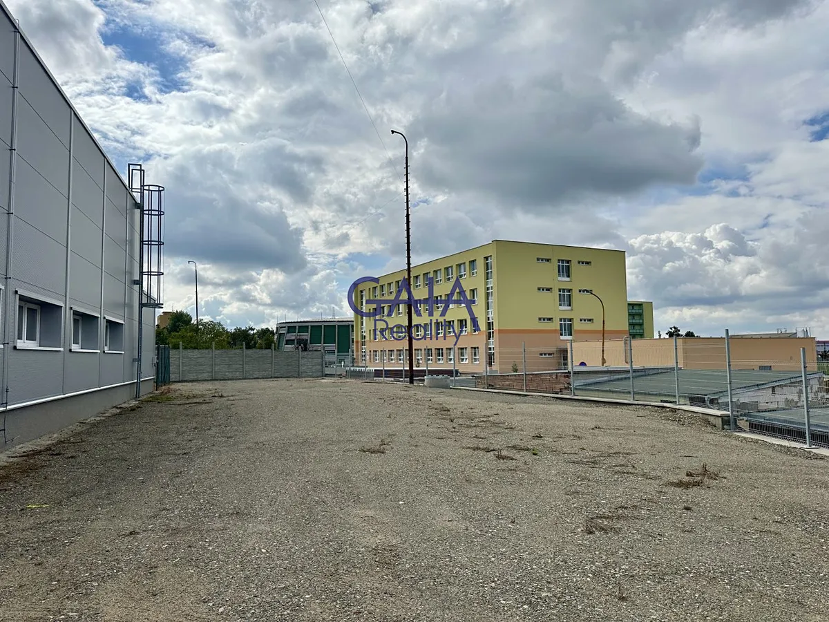 Pronájem komerčního pozemku 600 m²